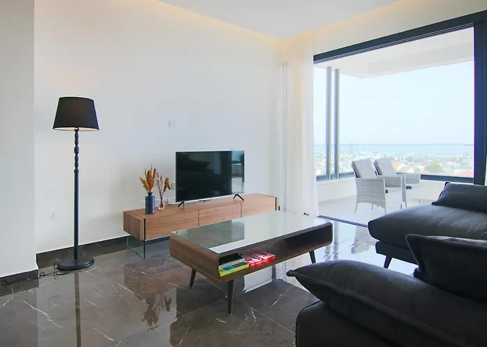 Phaedrus Living: Sea View Anna Residence 302